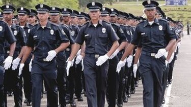 Corte da espaldarazo a la Policía