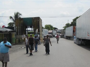 Falta de contacto con camioneros alarga paro en frontera tico panameña