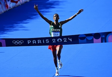 Tamirat Tola, nuevo rey del maratón olímpico tras la salida por dolencias de Kipchoge