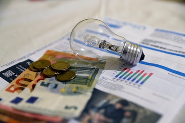 Bruselas impulsa contratos  eléctricos fijos a largo plazo