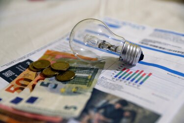Bruselas impulsa contratos eléctricos fijos a largo plazo