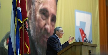 Raúl Castro defiende partido único en Cuba