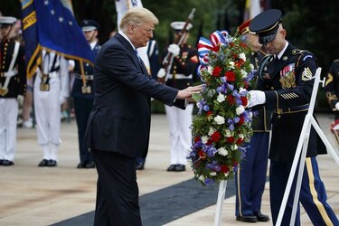 Trump agradece a soldados en el Día de los Caídos en Guerras