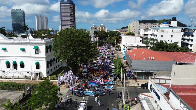 Trabajadores, docentes, grupos sindicales, marcharon este 1 de mayo en medio de una huelga