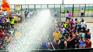 Carnaval, entre derroche de agua y sequía