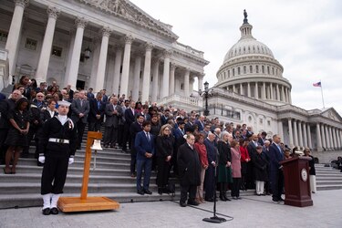 Demandan a Trump por la muerte de un policía después del asalto al Capitolio