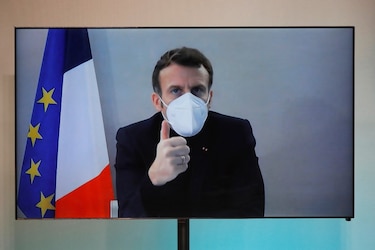 Macron se encuentra “estable” y sigue trabajando en aislamiento