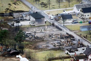Devastador incendio arrasa con más de 20 casas en Noruega