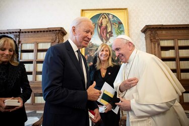 Biden habla con el papa Francisco de cambio climático, pandemia y migración