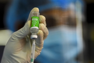 Agencia Europea de Medicamentos aprueba vacuna AstraZeneca-Oxford para mayores de 18 años