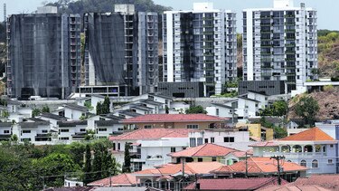 Restituyen la potestad de entidades para suspender obras