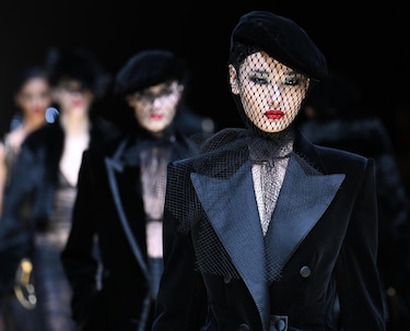Dolce & Gabbana convierten el esmoquin en su prenda más erótica en su desfile en Milán
