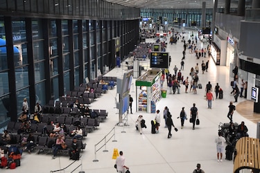 Tasa a pasajeros en tránsito desata rechazo del sector turismo