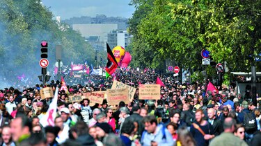 Fuertes protestas por nuevas leyes laborales