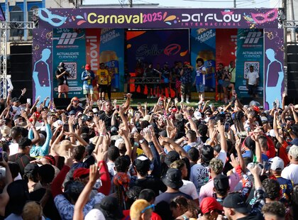 Carnaval en Santiago: sol, agua y música marcan la tercera jornada de fiesta