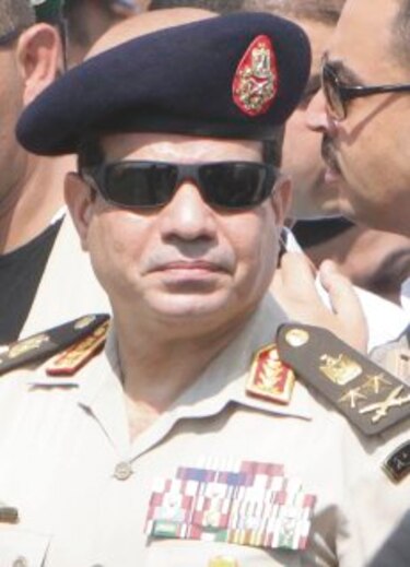 Cúpula militar avala postulación de Al Sisi