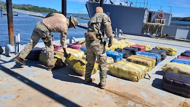Decomisan 1,790 paquetes de droga en aguas de Veraguas