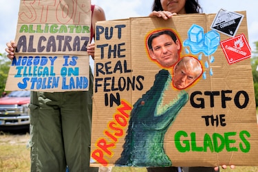 Masiva protesta contra cárcel migratoria ‘Alligator Alcatraz’ en vísperas de su apertura