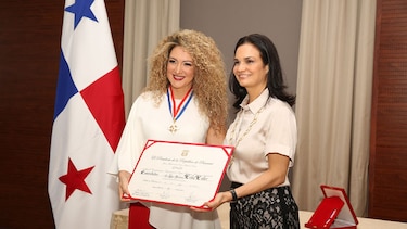 Erika Ender recibe la condecoración Belisario Porras