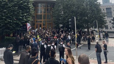 Policías heridos en Londres en choques con manifestantes antivacunas