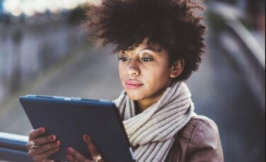 California prohíbe discriminar cabello afro o rasta en escuelas y trabajos