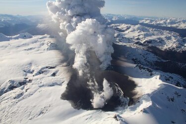 Mantiene alerta roja por actividad del volcán Hudson
