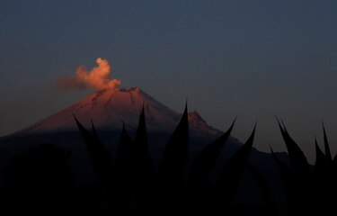 Aldeanos llevan ofrendas al volcán Iztaccíhuatl