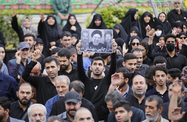 Miles de iraníes rinden homenaje al fallecido presidente Ebrahim Raisí