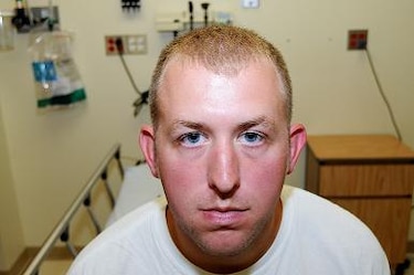 Renuncia policía que mató a adolescente en Ferguson