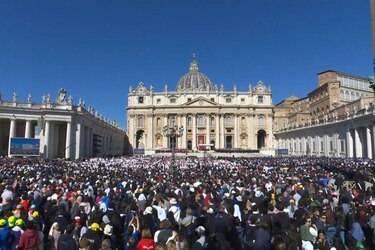 ‘Adiós, padre’, los fieles brindan una despedida solemne y sentida al papa Francisco