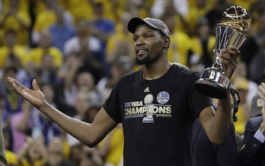 Kevin Durant pacta nuevo acuerdo de dos años con Warriors