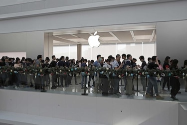 Largas filas para comprar el costoso iPhone X en su salida mundial