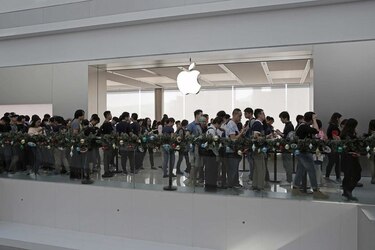 Largas filas para comprar el costoso iPhone X en su salida mundial