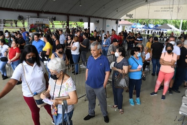 Cientos de personas acuden a vacunarse en el Parque Omar; este sábado continúa la jornada