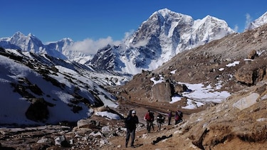 La temporada alta para escalar el Everest, con letrero de cerrado por el virus