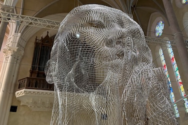 Jaume Plensa pide ‘silencio’ al mundo con una exposición en una iglesia de Montpellier