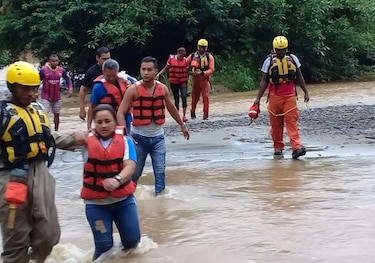 Sinaproc rescata con vida a funcionarios del Ifarhu arrastrados por una cabeza de agua