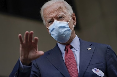 Latinos votan más por Biden y pueden pesar en estados disputados, dicen expertos
