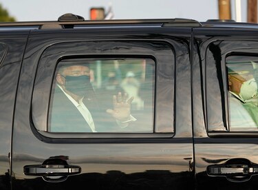 Médicos de Trump decidirán sobre su alta ‘durante la jornada’; secretaria de prensa también dio positivo de la Covid-19