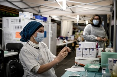 Pfizer y J&J trabajan en una versión de sus vacunas anticovid contra la variante Ómicron