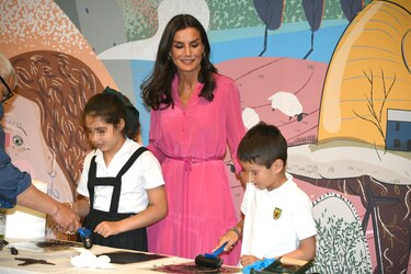 El look rosa de la reina Letizia en la inauguración de la Feria del Libro de Madrid