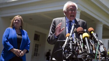 Bernie Sanders fustiga a Trump pero no apoya a Clinton