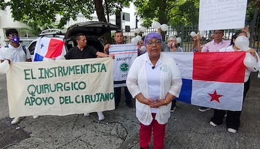 Instrumentadores quirúrgicos marchan en rechazo a convenio que los obliga a convertirse en técnicos de enfermería