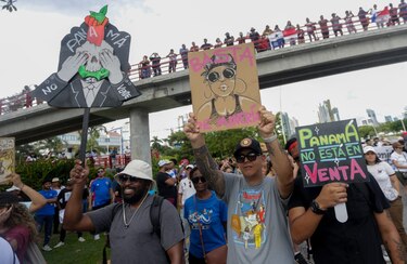 ‘Abajo el contrato minero’ piden los ciudadanos en una protesta en la cinta costera