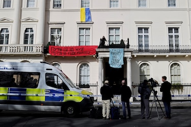Manifestantes ocupan mansión vinculada a magnate ruso en Londres