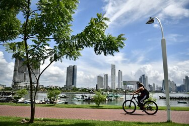 Presidente Cortizo sanciona ley sobre movilidad de ciclismo en Panamá