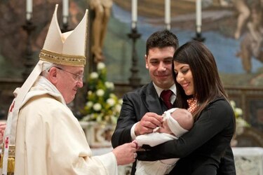 Papa bautiza a hija de pareja casada solo por lo civil