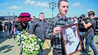 Miles rinden homenaje a periodista en Bielorrusia