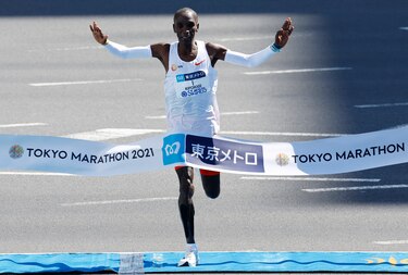 Kipchoge gana maratón de Tokio pero no rompe su propia marca