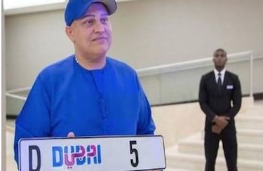 Dubai: Empresario indio paga 8.8 millones de dólares por esta placa de carro
